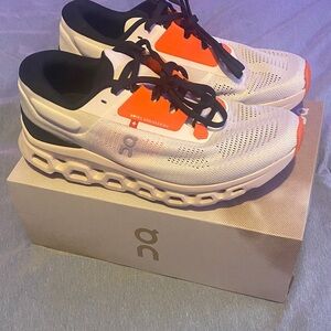 On Running Dynamic White and Orange Shoes